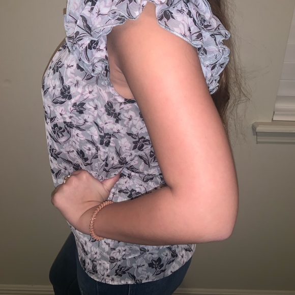 Banana Republic too with ruffled cap sleeves - Picture 3 of 3